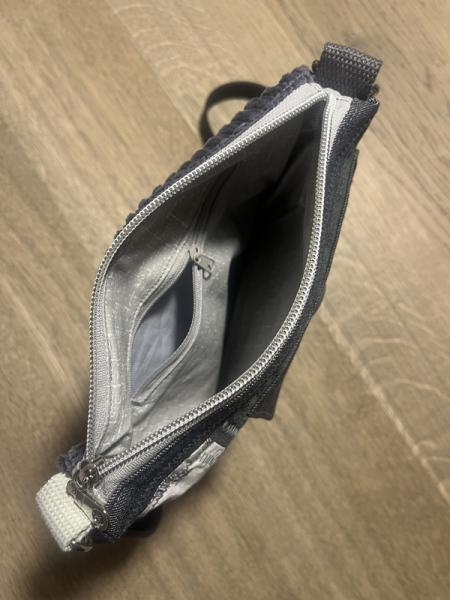 "Flickenwerk II mit Tasche" (grau-schwarz-weiß)  - HUNDEMOTIV